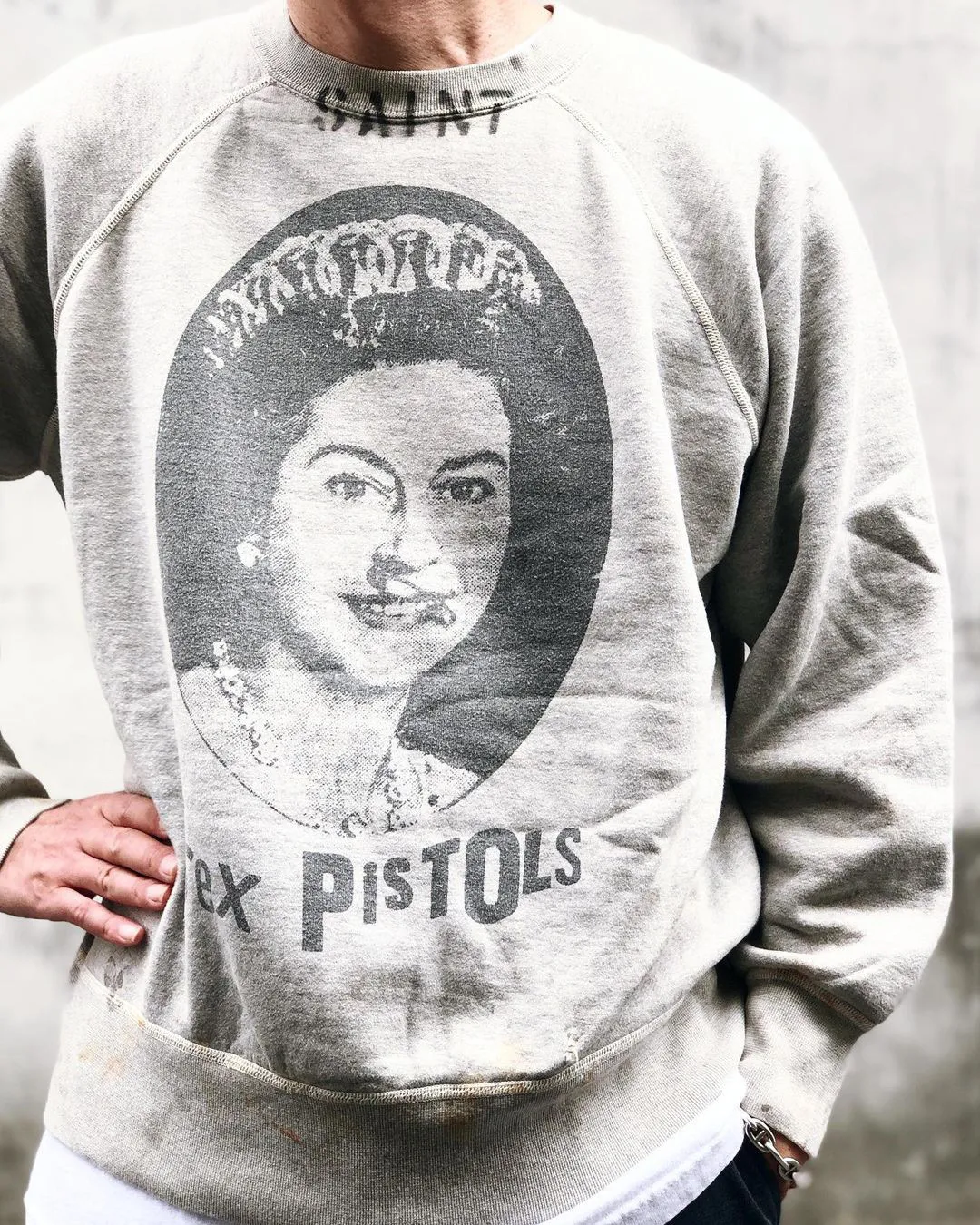 SAINT Mxxxxxx x SEX PISTOLS QUEEN SP_CREW SWT/GRAY band co-branded retro sweatshirt Queen's distressed sweatshirt with holes Distressed gray S-XL Retro distressed distressed hole wash treatment Hand-made graffiti treatment Factory four-needle six-thread boneless sewing Correct co-branded collar label/correct fruit label/wash water label/little angel label
